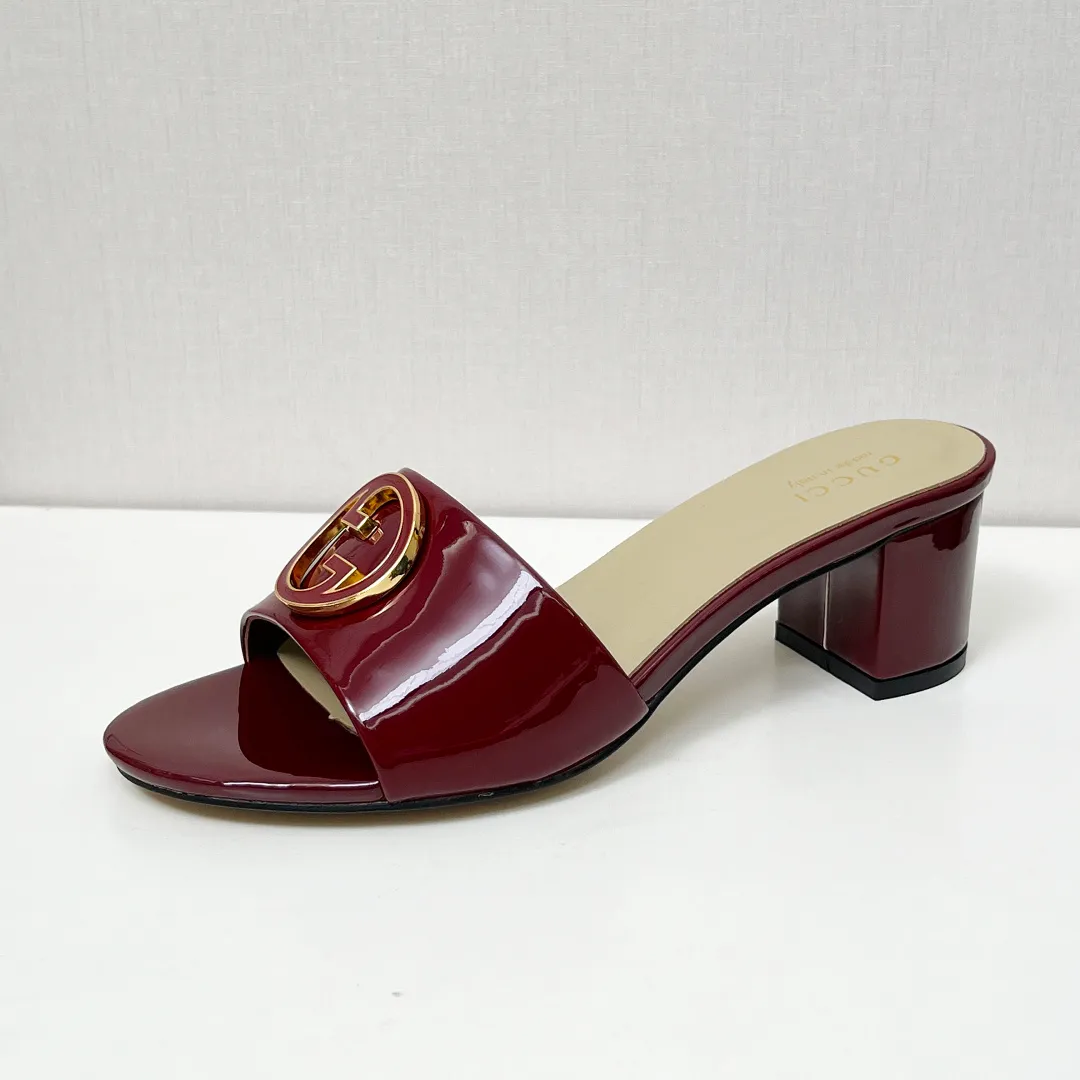 👟👟Ex-factory price 360👟👟 Genuine leather sole +40 Gucci 𝟐𝟎𝟐5 new spring and summer double G buckle round toe medium heel slippers, this G family series of slippers are so beautiful, high-end must buy~ The double G Logo is so beautiful on the feet, a classy style! The buttons have the GUCCI logo. Fabric: Cowhide Lining: Sheepskin lining Sheepskin pad Heel height: 5CM Sole: Italian genuine leather outsole Size: 35-44 [42 43 44 customized]